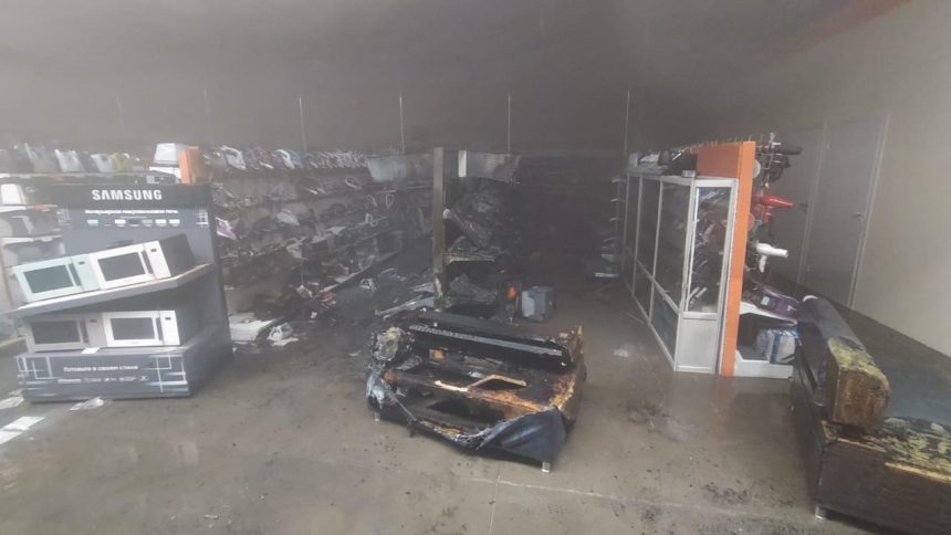 Торговый центр на улице Трактовой горел в Иркутске ночью 7 апреля