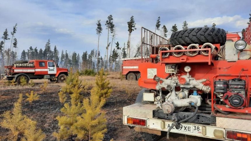 Три лесных пожара потушили в Иркутской области за выходные 