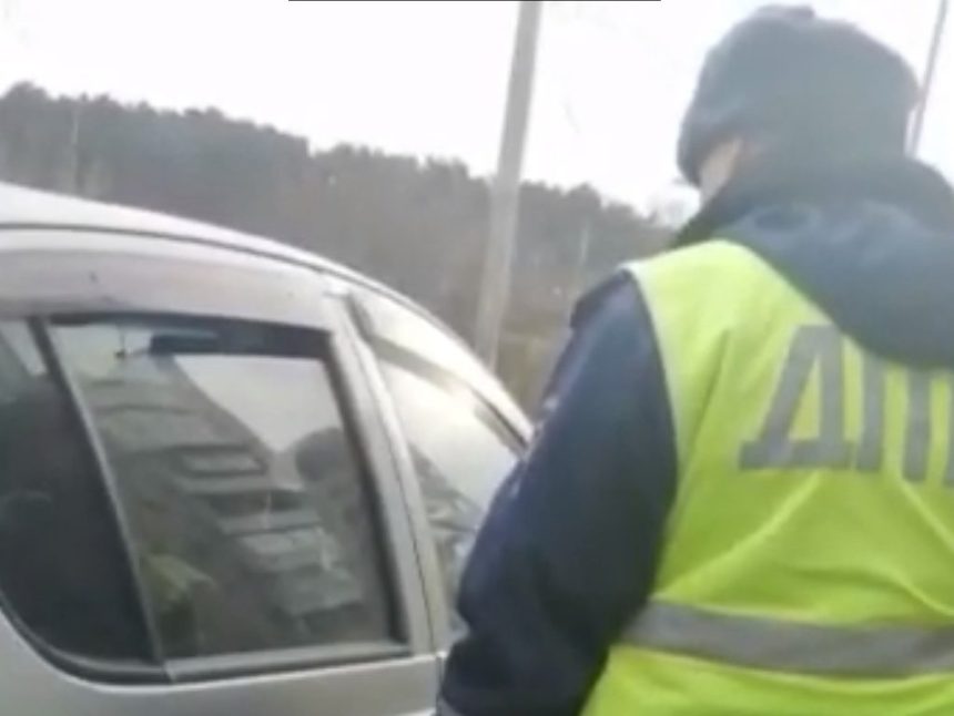 В Иркутске полицейские разбили стекло машины, чтобы вытащить нетрезвого водителя