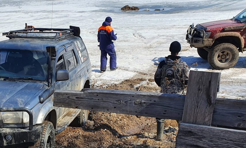 Четыре автомобиля частично провалились под лёд водохранилищ Приангарья в выходные