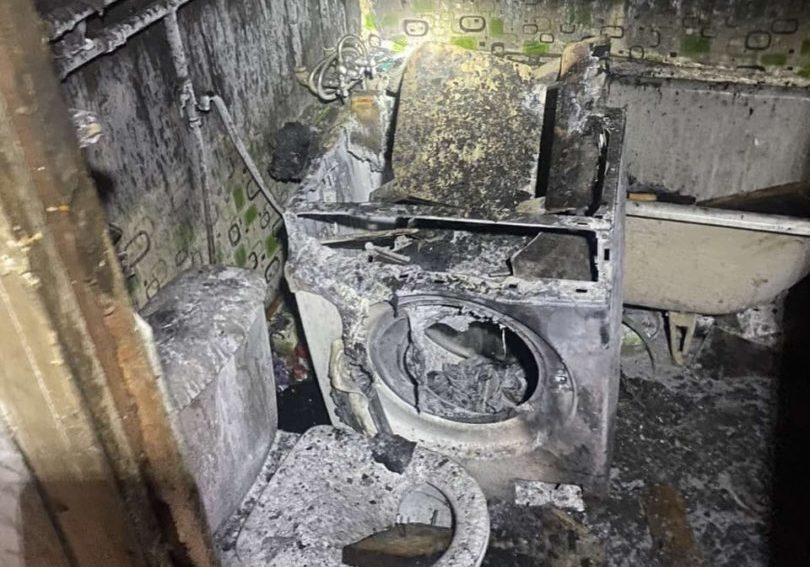 Два человека получили ожоги на пожаре в пятиэтажном доме в Братске
