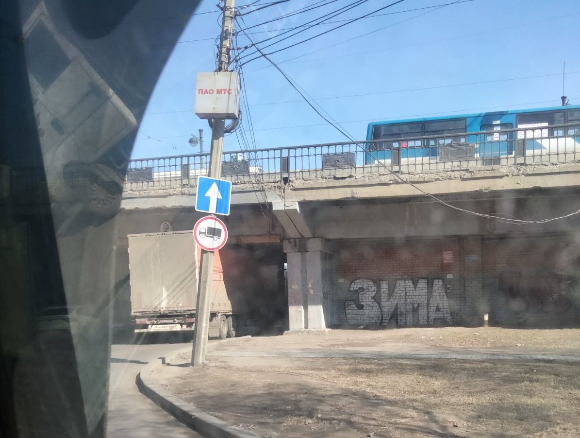 Водитель грузовика застрял под Глазковским мостом в Иркутске