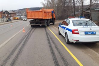 Водитель КАМАЗа совершил наезд на пятилетнюю девочку в Иркутске