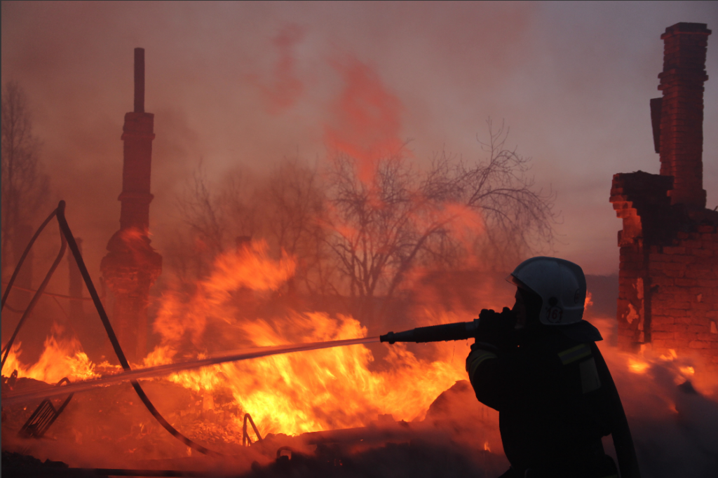 18 человек остались без жилья после крупного пожара в поселке Дальний. Фото и видео с места