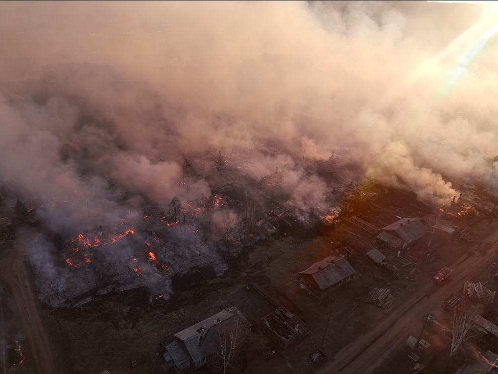 18 человек остались без жилья после крупного пожара в поселке Дальний. Фото и видео с места