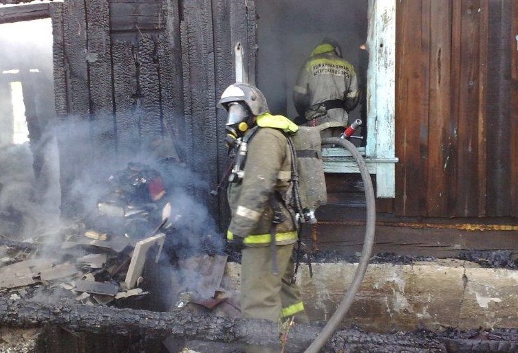 25-летний мужчина погиб на пожаре в жилом доме в Иркутске