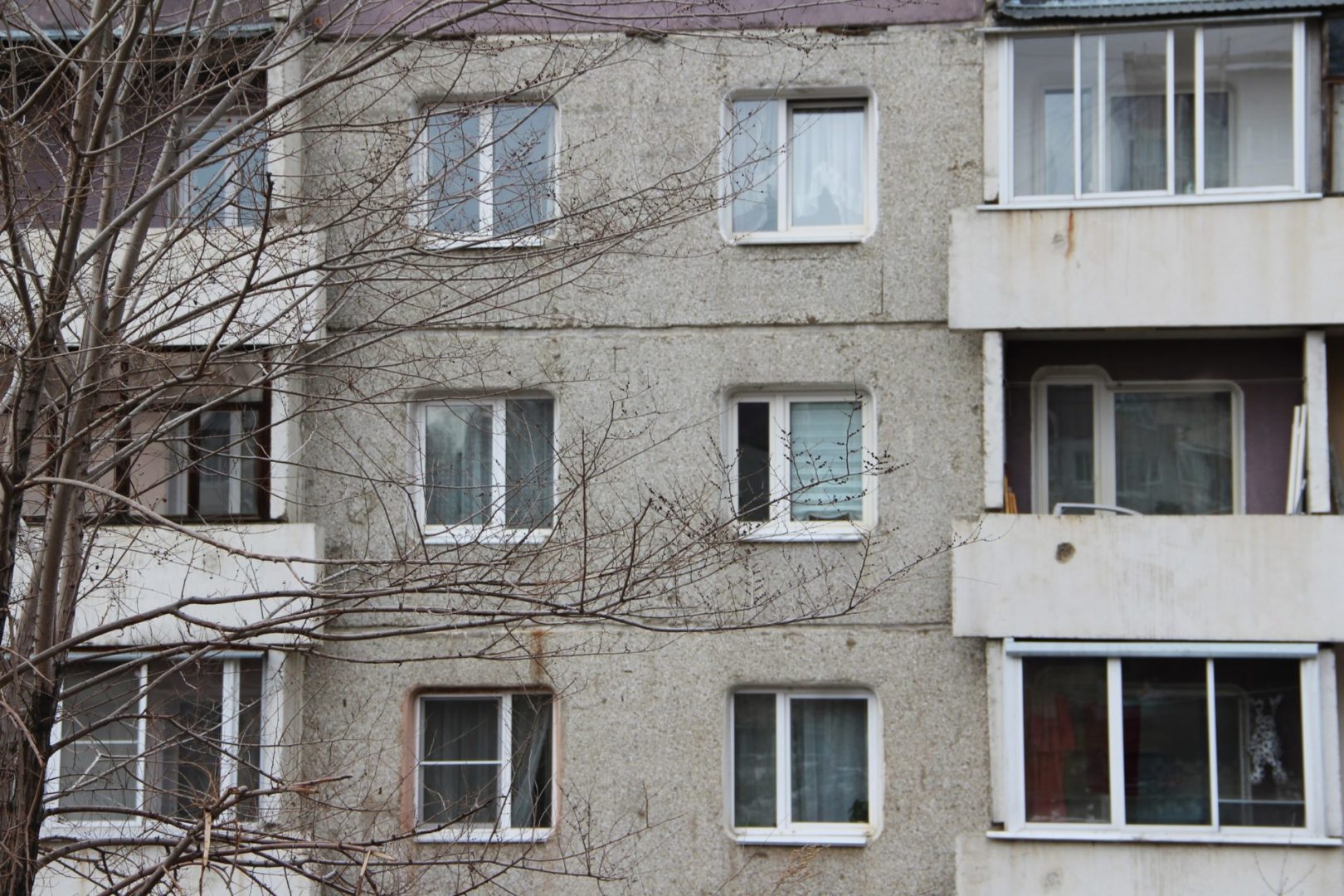 4-летняя девочка выпала из окна четвертого этажа в Саянске