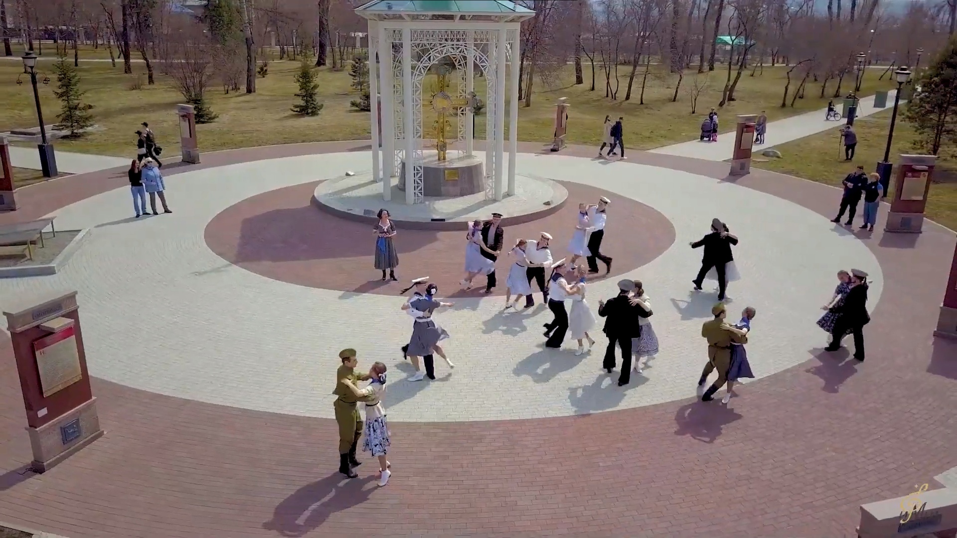 Артисты музтеатра исполнили "Синий платочек" в Иркутске