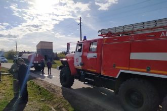 Баня на воде горит на базе отдыха "Лагуна" в поселке Смоленщина