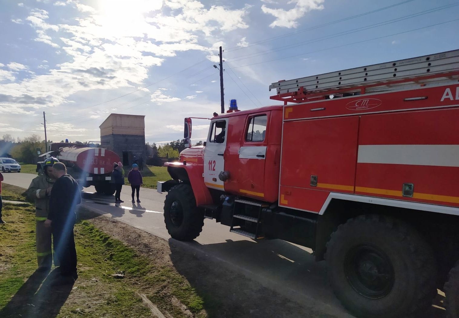 Баня на воде горит на базе отдыха "Лагуна" в поселке Смоленщина