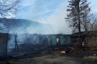 Десять домов горят в поселке Дальнем Нижнеилимского района