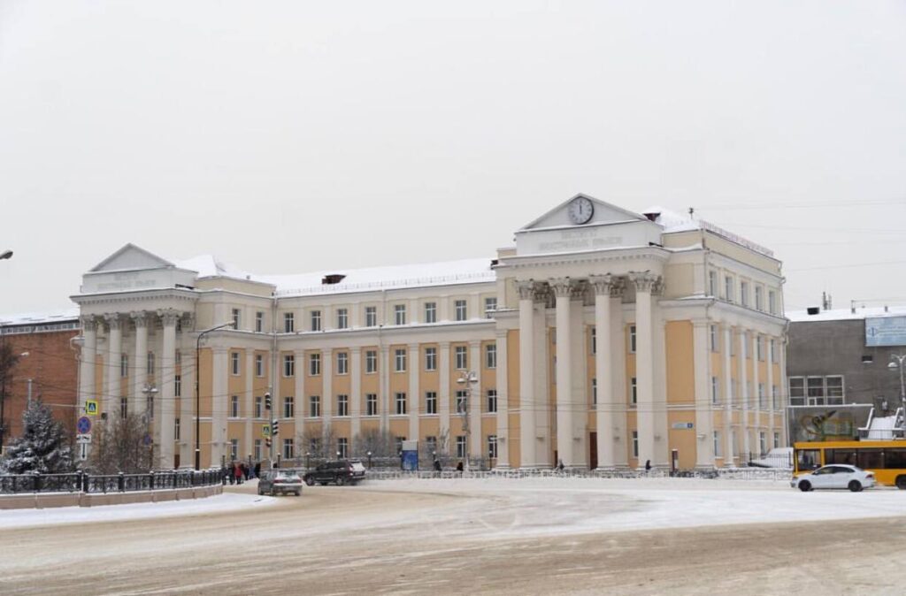 Фронтоны с часами демонтировали с кровли здания иностранных языков в Иркутске