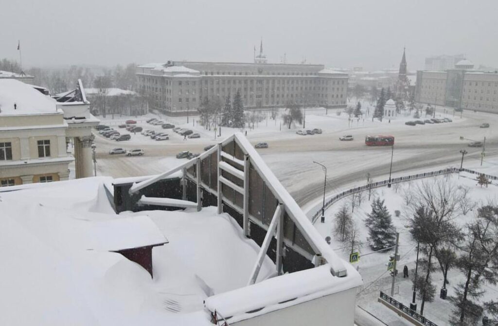 Фронтоны с часами демонтировали с кровли здания иностранных языков в Иркутске