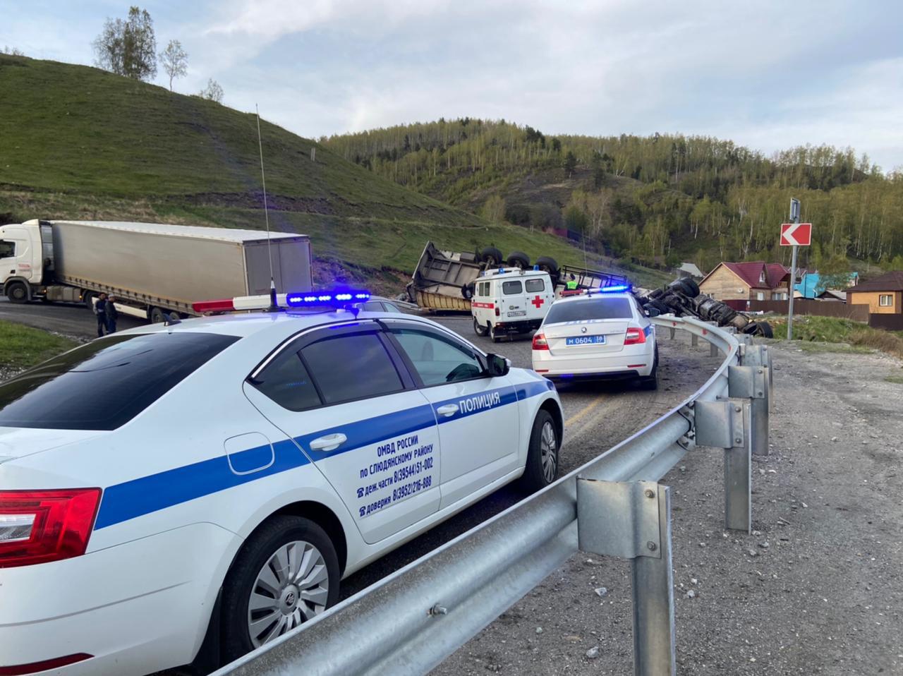 Фура опрокинулась на трассе Байкал в Слюдянке