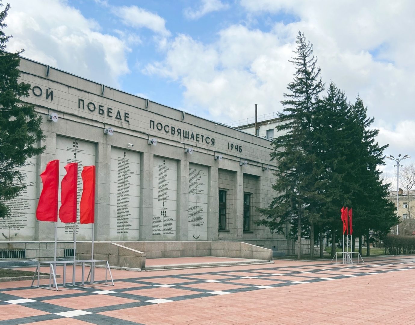 Голубые флаги у Вечного огня в Иркутске сменили на красные после жалоб иркутян