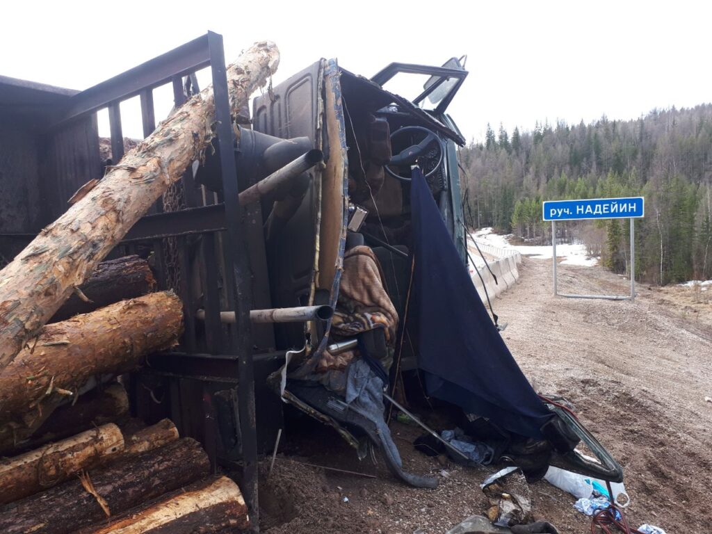 Груженый лесовоз опрокинулся на трассе "Вилюй" в Усть-Кутском районе Приангарья