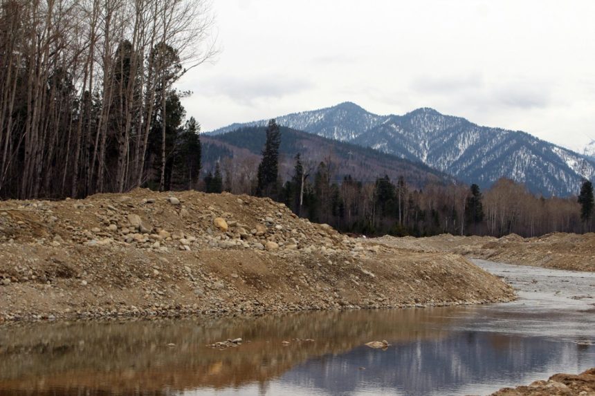 Власти Приангарья столкнулись с проблемами при очистке русел рек в Байкальске из-за природоохранного законодательства