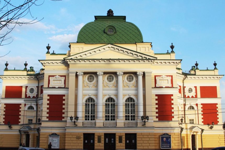 Иркутский драмтеатр закроет 171-й театральный сезон премьерой "Любовь и голуби"