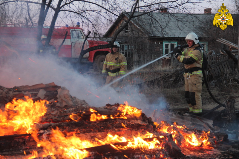 Крупный пожар в поселке Дальний ликвидировали 