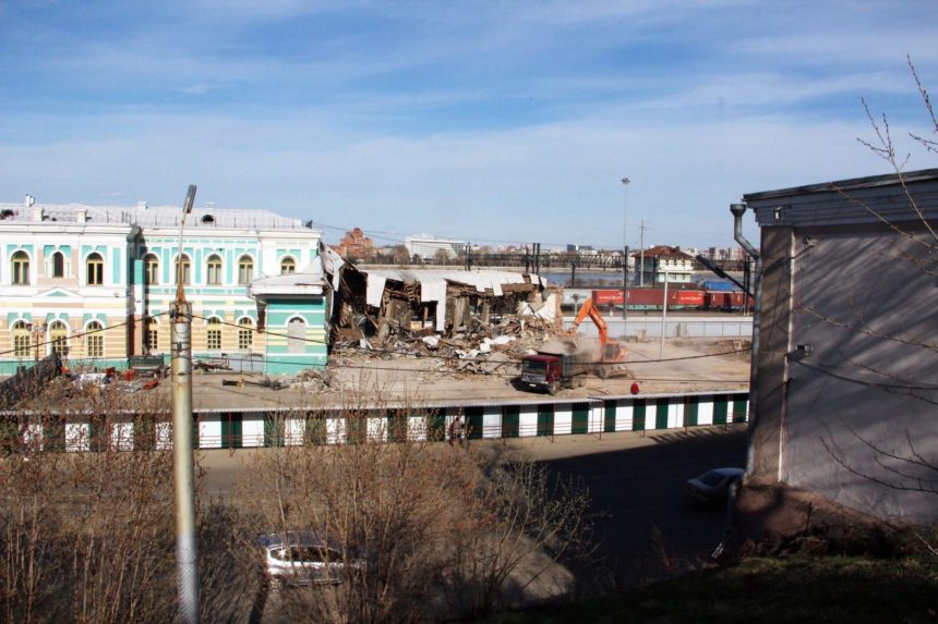На жд вокзале в Иркутске сносят павильон пригородных касс
