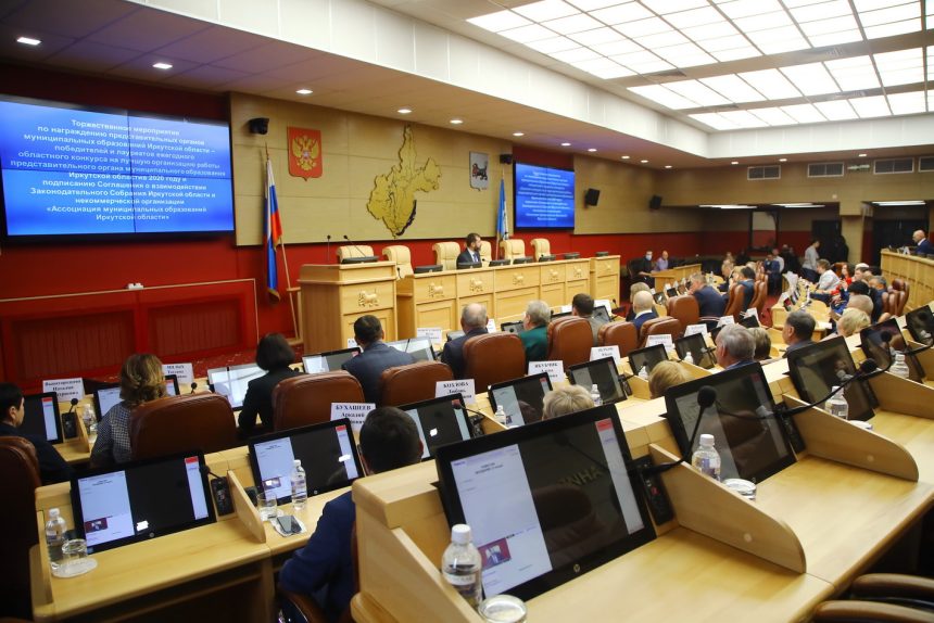 Принят единый закон о бесплатном питании школьников в Иркутской области