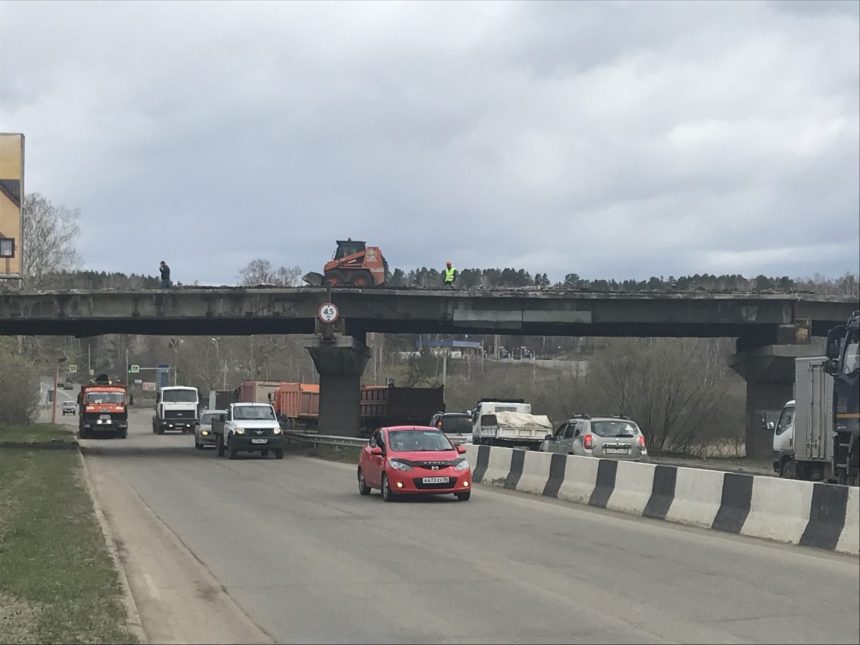 Проезд под демонтируемым путепроводом на Качугском тракте ограничат с 19 по 27 мая