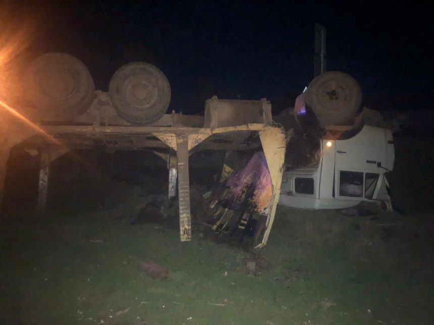 Пьяный водитель без прав допустил опрокидывание "КАМАЗа" в Осинском районе Приангарья