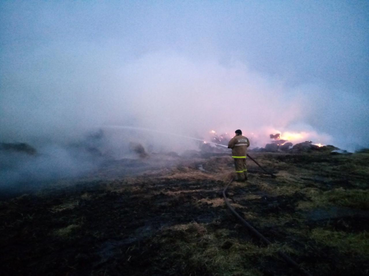 Пятиклассник играл с огнем и спалил 200 тюков сена в Усольском районе