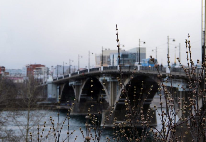Спасатели в Иркутске вытащили из ангары упавшую с Глазковского моста женщину