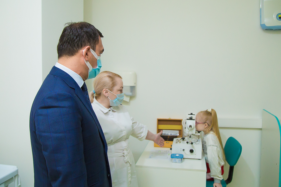 Сто школьников Иркутска проверили зрение благодаря Фонду Юрия Тена, ещё двести проверят летом