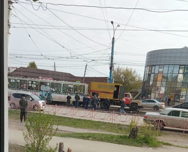 Трамвай сошел с рельсов в Усолье-Сибирском из-за неисправной автострелки