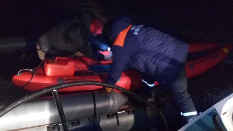 Троих человек спасли с катамарана, застрявшего между льдинами на Байкале в Ольхонском районе