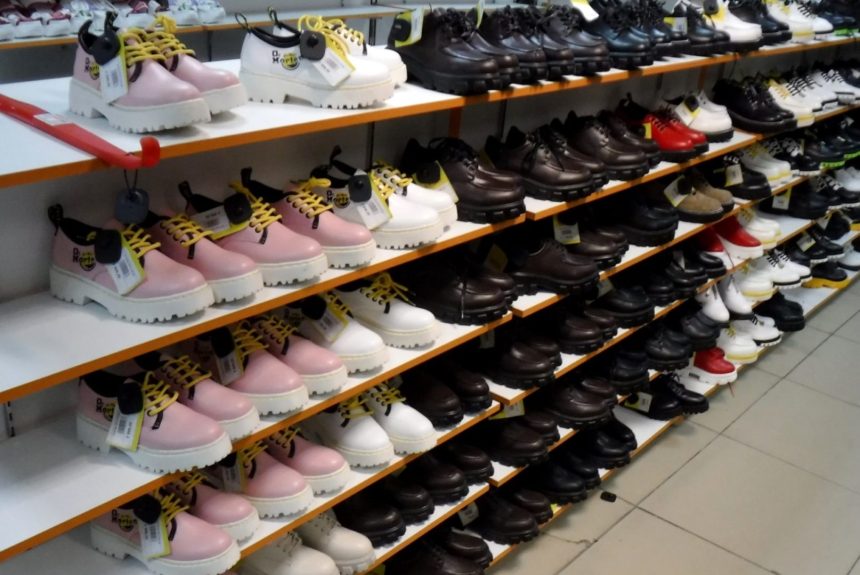 В Иркутске таможенники изъяли из продажи больше 40 тысяч пар обуви без маркировки