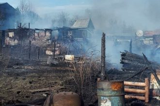 В поселке Дальнем в Иркутской области огонь охватил 17 домов