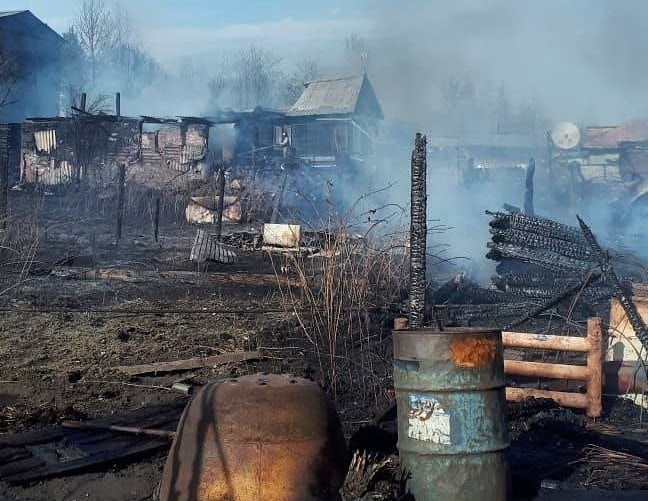 В поселке Дальнем в Иркутской области огонь охватил 17 домов