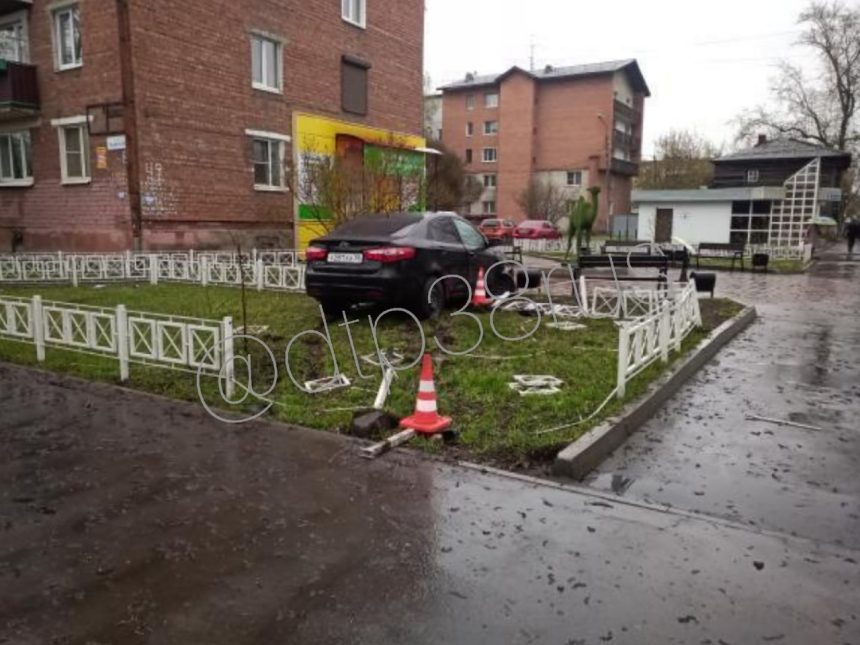 Водитель иномарки снес ограждение возле скульптуры "Верблюжонок" в Иркутске