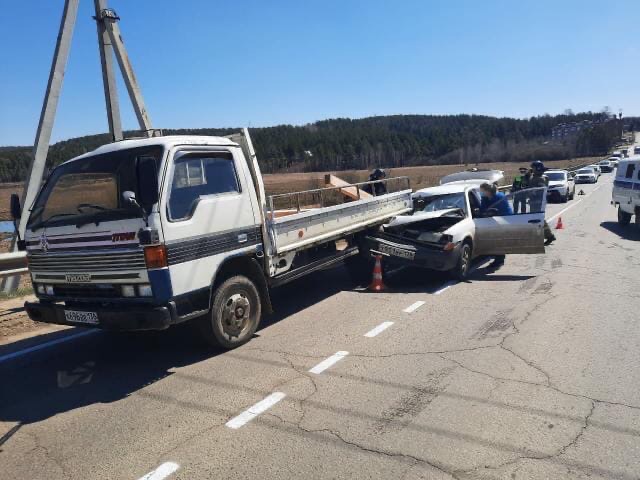 Водителя иномарки госпитализировали после столкновения с грузовиком в Иркутском районе