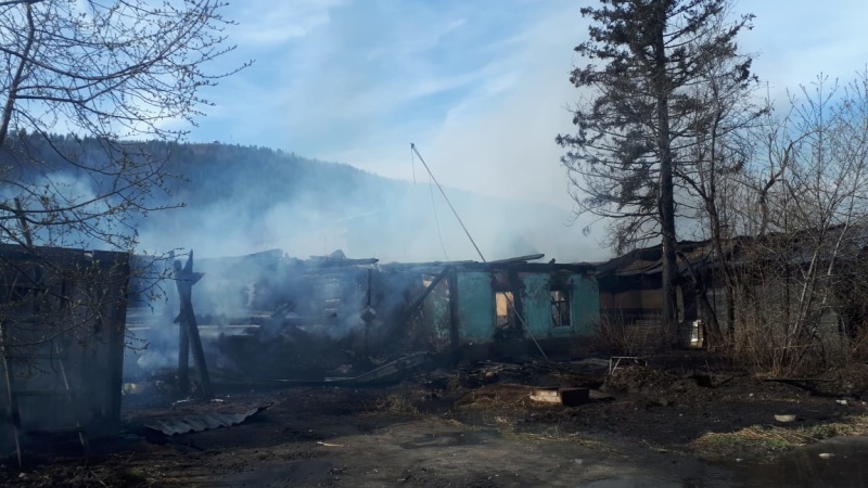 Второй крупный пожар произошел в Бодайбо за день 15 мая - горят жилые дома