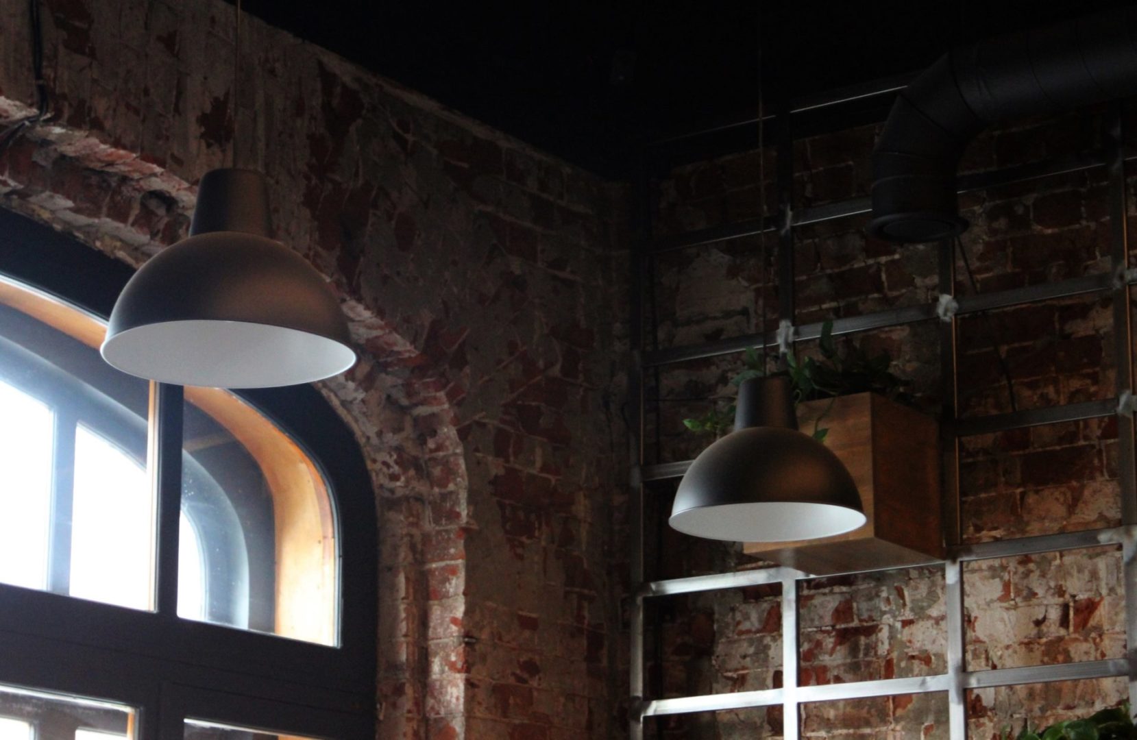 600 жилых домов и 18 соцобъектов остались без света в пяти населенных пунктах Мамско-Чуйского района