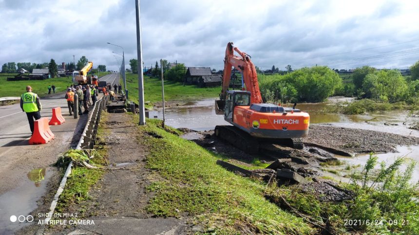 Дорожники восстанавливают подходы к мосту на трассе А-331 «Вилюй» в Тулунском районе