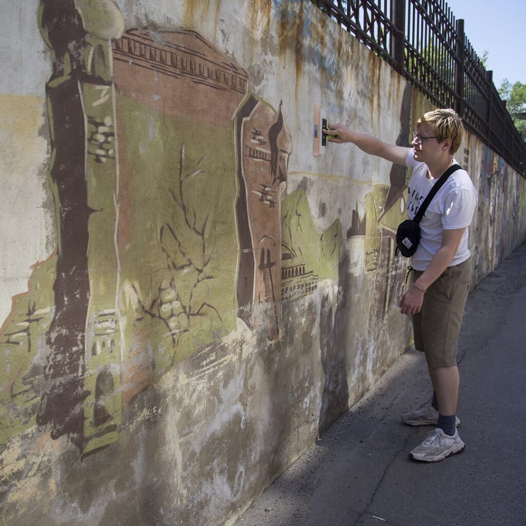 Джек Воробей в технике граффити появился на подпорной стене на улице Лермонтова в Иркутске