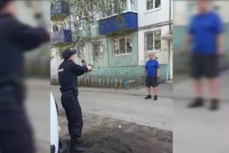 Мужчина напал на полицию с ножами в Усолье-Сибирском