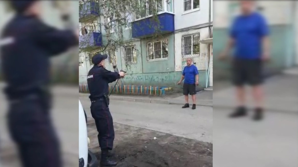 Мужчина напал на полицию с ножами в Усолье-Сибирском