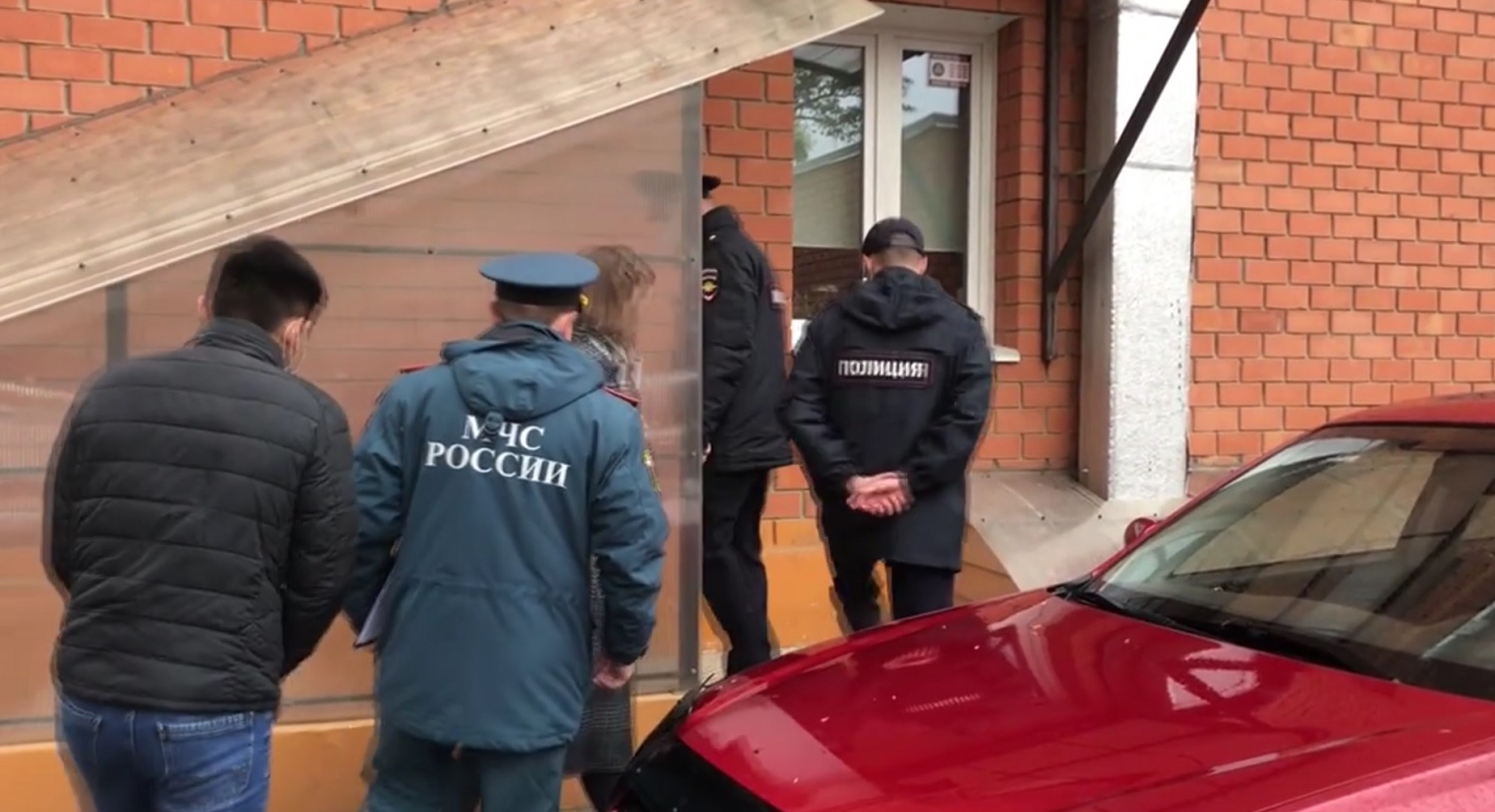 Несколько десятков мигрантов проживали в доме на Зимней в Иркутске в антисанитарных условиях