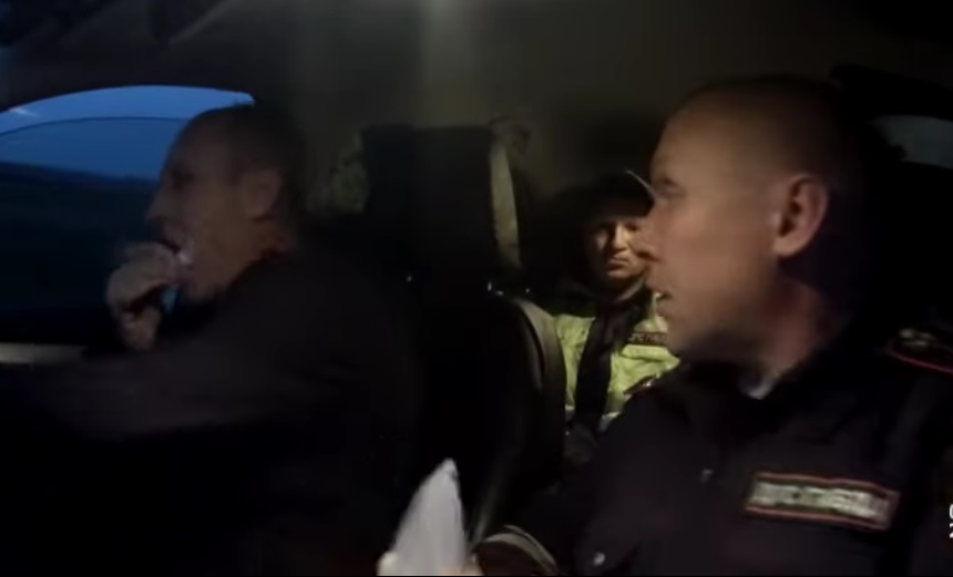 Нетрезвый водитель в Зиме Иркутской области попытался съесть составленный на него протокол