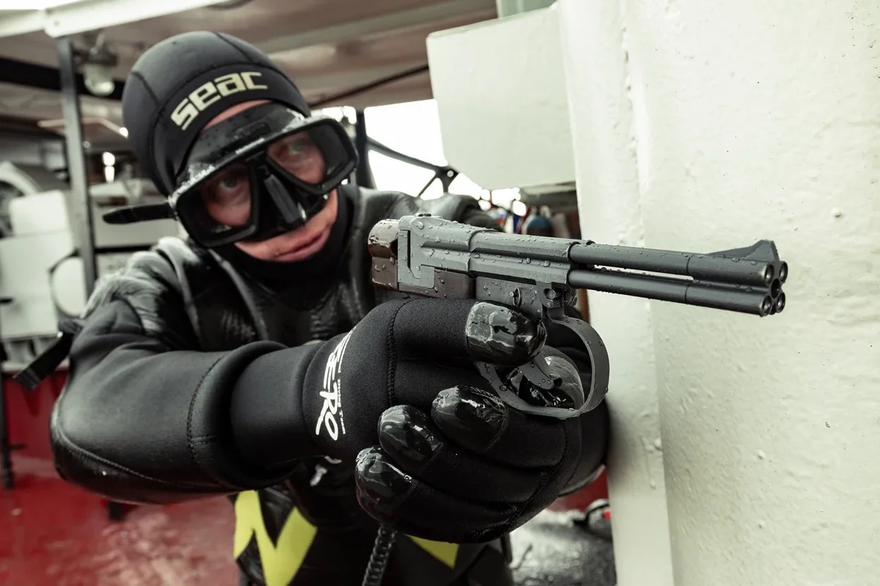 Подразделения спецназа штурмовали теплоход на учениях в Листвянке. Фото и видео