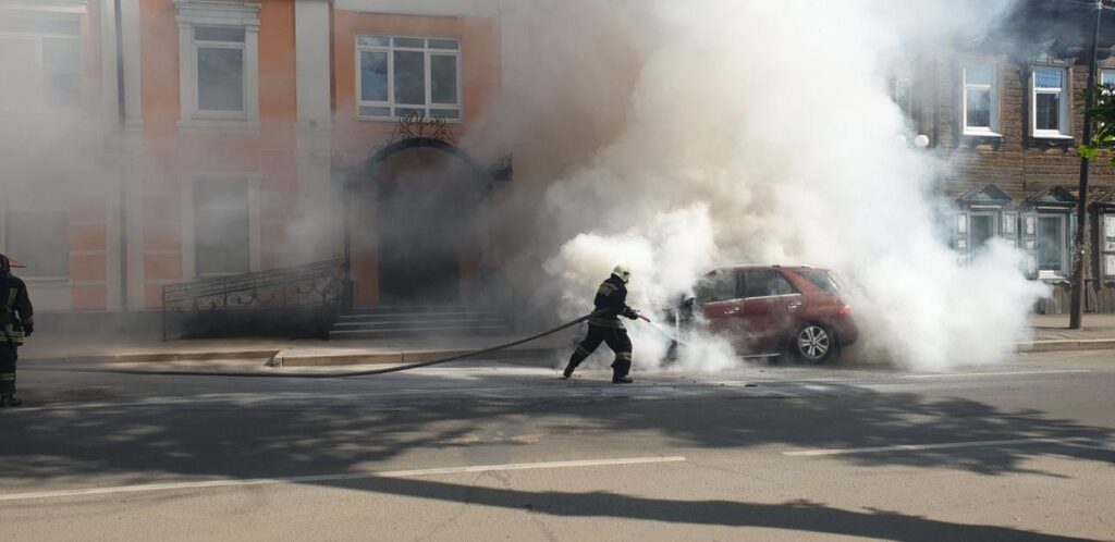 Пожарные тушат горящий автомобиль по улице Киевская в Иркутске