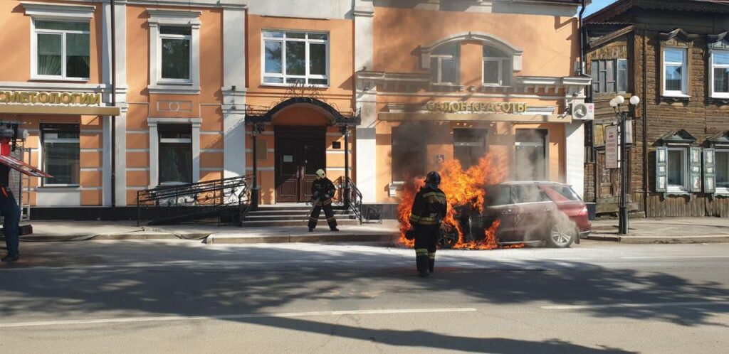 Пожарные тушат горящий автомобиль по улице Киевская в Иркутске