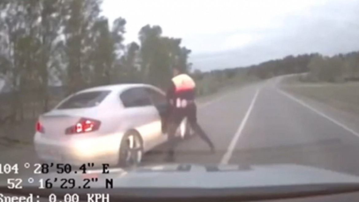 Пьяный лихач устроил погоню с полицейскими в Иркутске и пытался сбежать, бросив авто