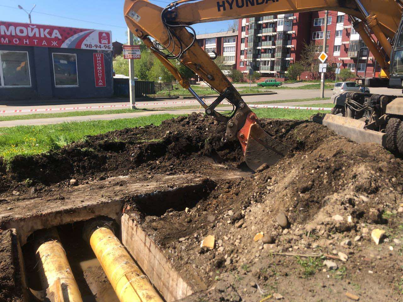 Ремонтная бригада трудится над устранением аварии на теплосетях по Академической в Иркутске